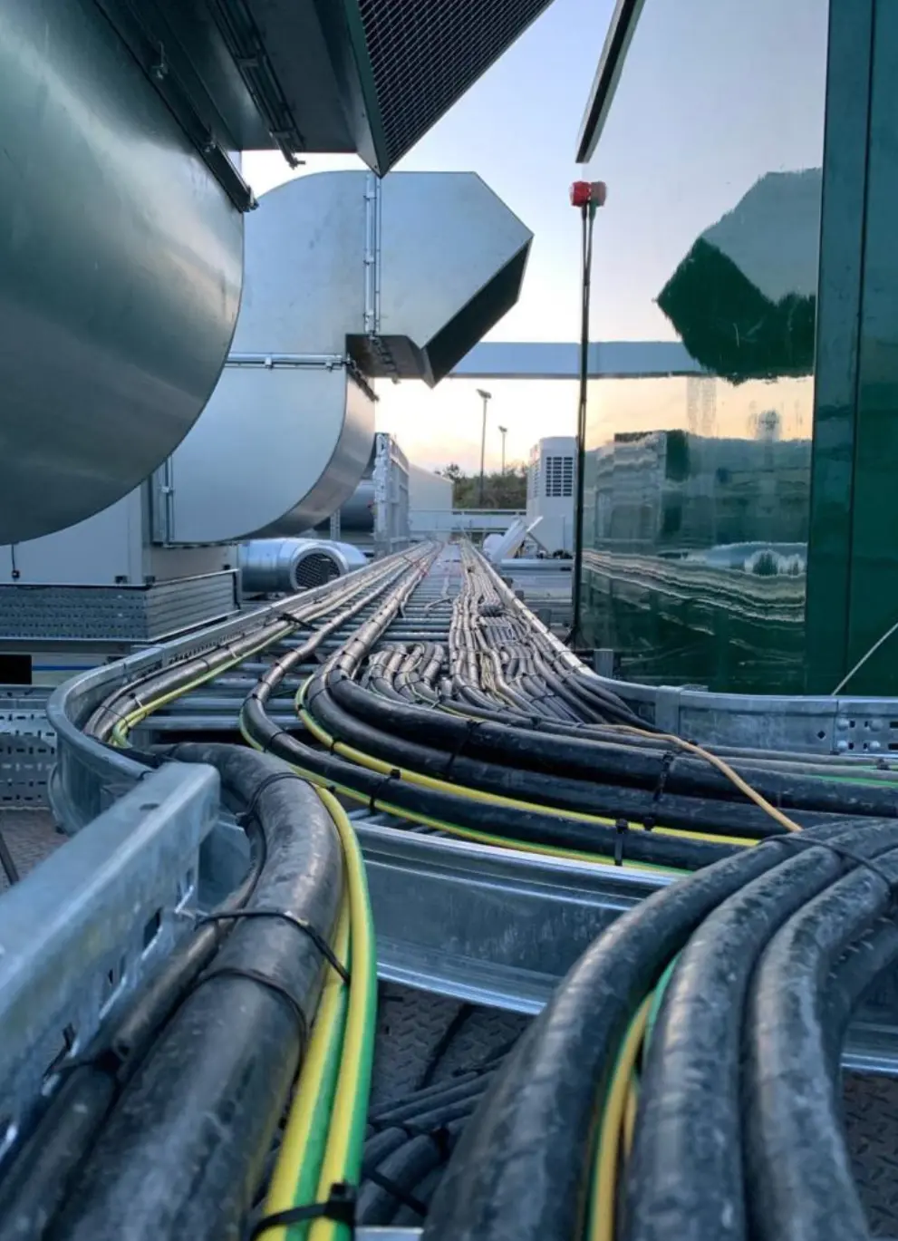 Ipari kábeltálca erősáramú kábelekkel egy épület tetőszintjén
